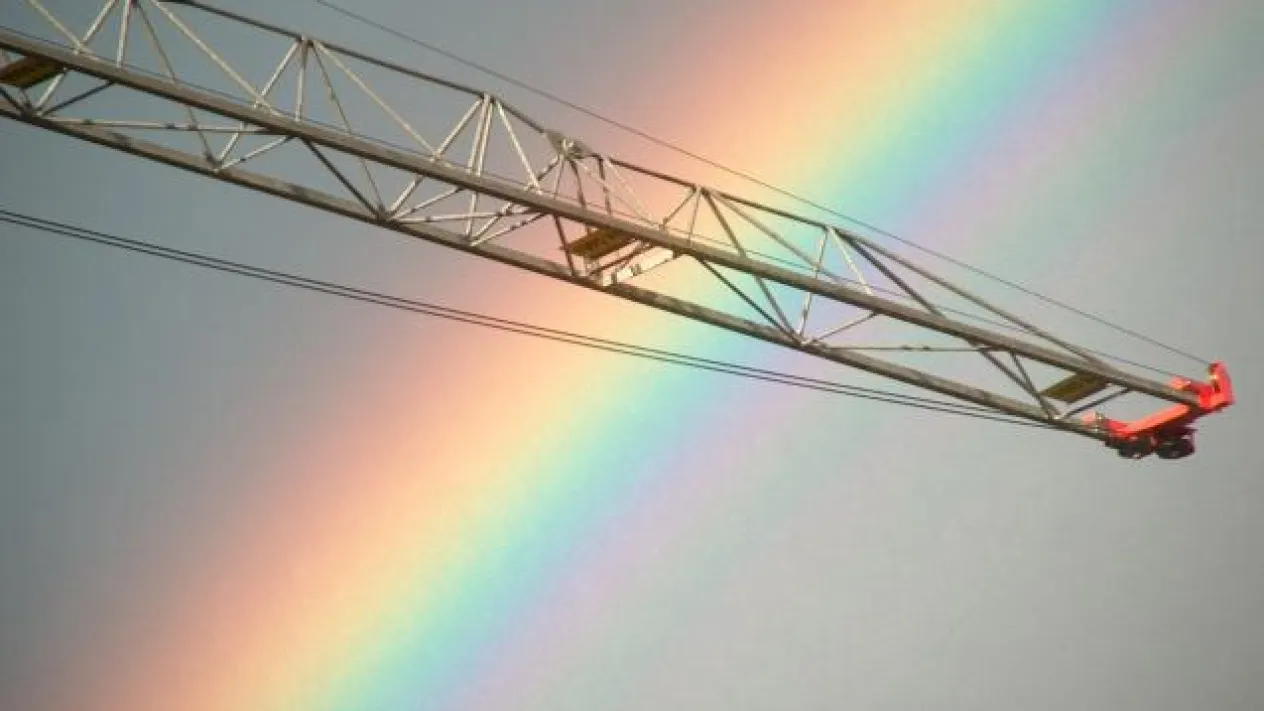 Regenbogen hinter Baukran (Foto: Michael Schneider) Regenbogen hinter Baukran (Foto: Michael Schneider)