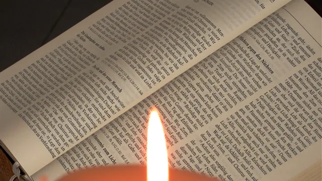 Bibel im Kerzenlicht (Foto: Werner N&auml;f)