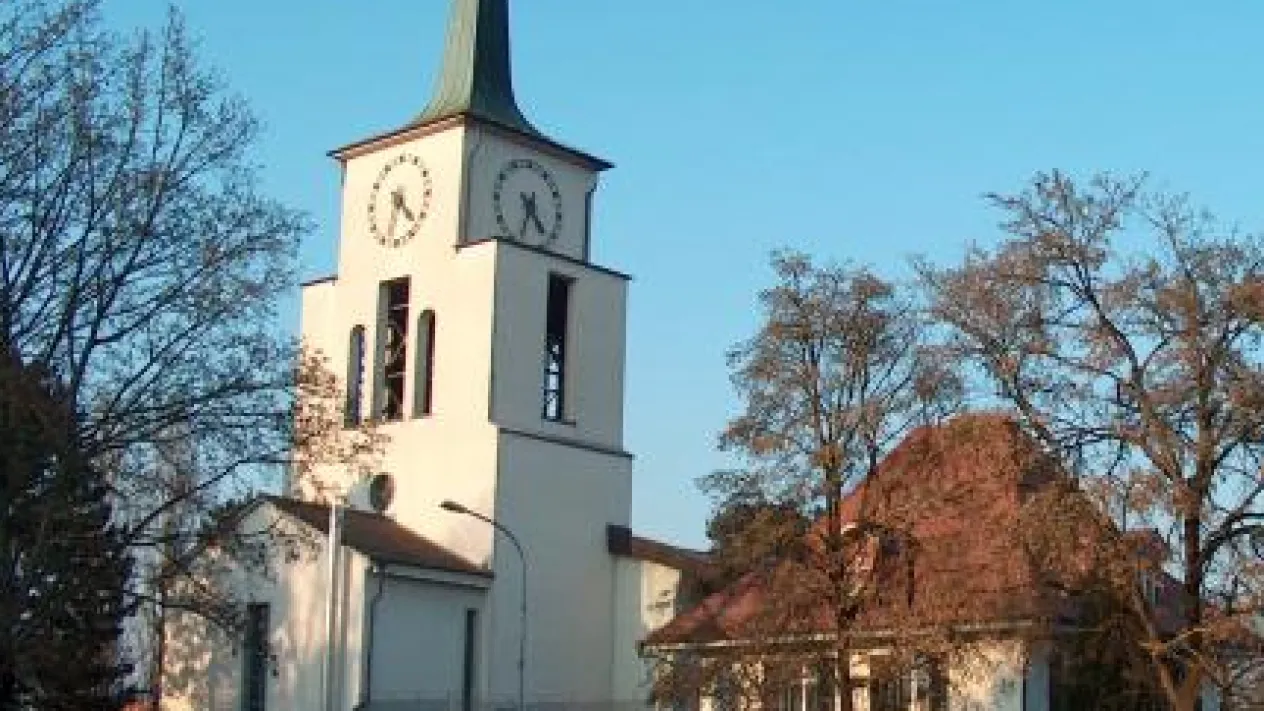 Grosse Kirche und Altes Pfarrhaus (Foto: Lyss Pfarrkollegium)