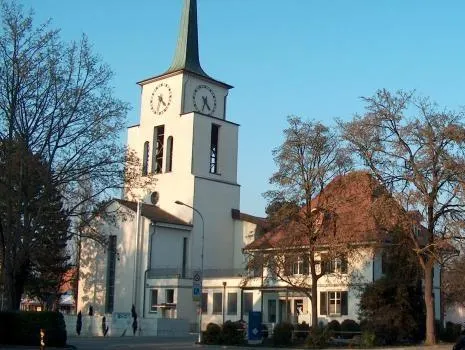 Grosse Kirche mit Altem Pfarrhaus (Foto: Lyss Pfarrkollegium)