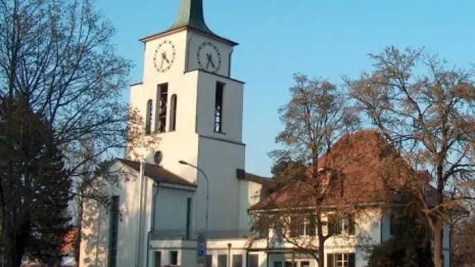 Grosse Kirche mit Altem Pfarrhaus (Foto: Lyss Pfarrkollegium) Grosse Kirche mit Altem Pfarrhaus (Foto: Lyss Pfarrkollegium)