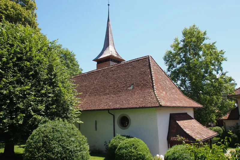 Kirche mit Kirchhof (Foto: Bernhard Zahnd)