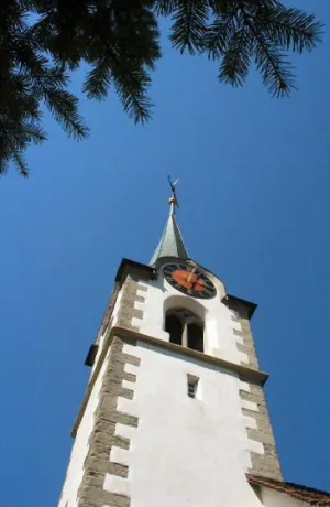 Kirchenturm: Von unten aufgenommen mit blauen Himmel als Hintergrund. (Foto: Tanja Fahrni)