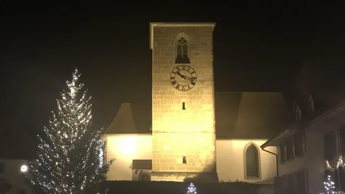 Kirchebeleuchtet (Foto: Margret Kr&auml;henb&uuml;hl)