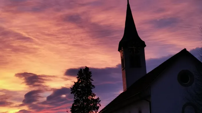 Kirche Sonnenuntergang (Foto: Claudia Brügger) Kirche Sonnenuntergang (Foto: Claudia Brügger)