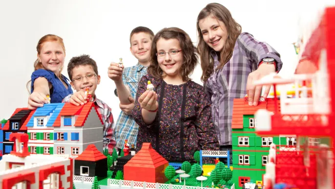 Kinder LEGO Stadt (Foto: Bibellesebund Schweiz)