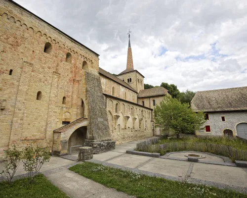 Kirche von hinten (Foto: Bernhard Weibel) Kirche von hinten (Foto: Bernhard Weibel)