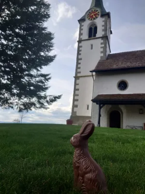 PHOTO-Hase seitlich mit Kirche (Foto: Tanja Fahrni) PHOTO-Hase seitlich mit Kirche (Foto: Tanja Fahrni)