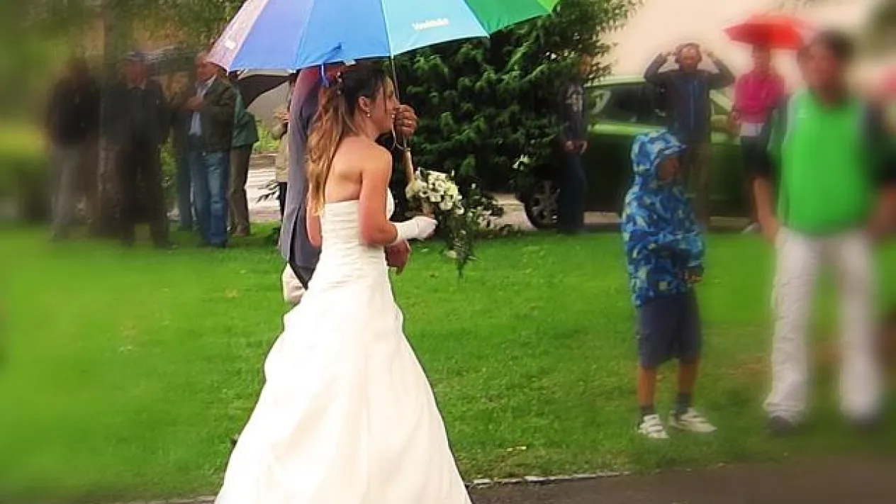 Braut mit Regenschirm (Foto: Kirchenweb Bilder)