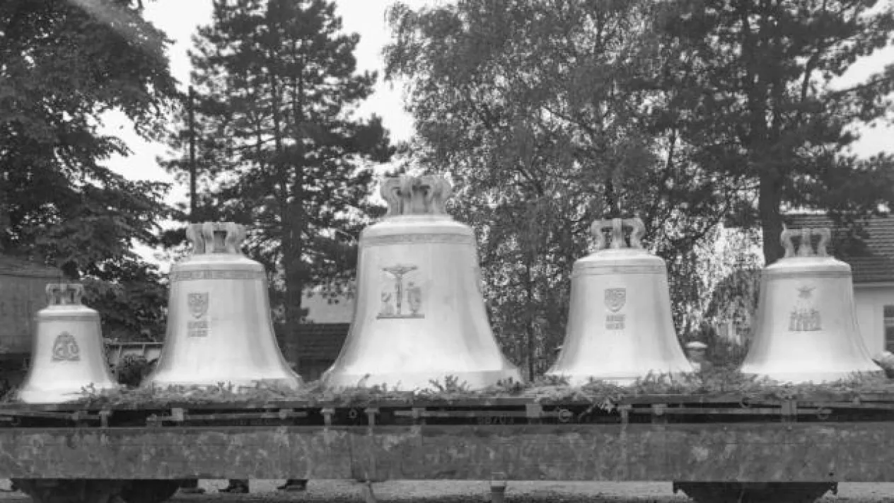 Glocken der Grossen Kirche Lyss (Foto: Lyss Pfarrkollegium) &mdash; Ankunft beim Bahnhof Lyss